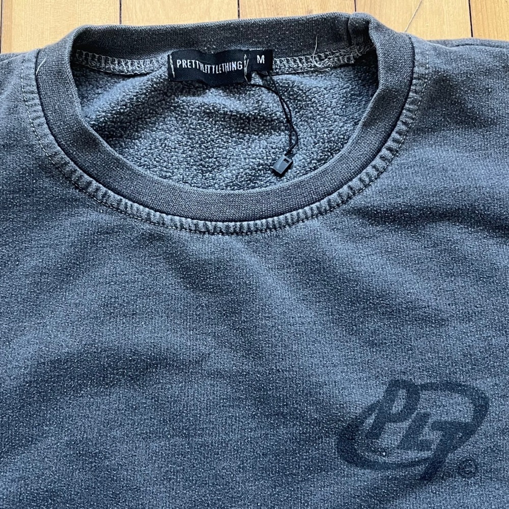 PrettyLittleThing Charcoal Gray Graphic Crewneck Sweatshirt Size M